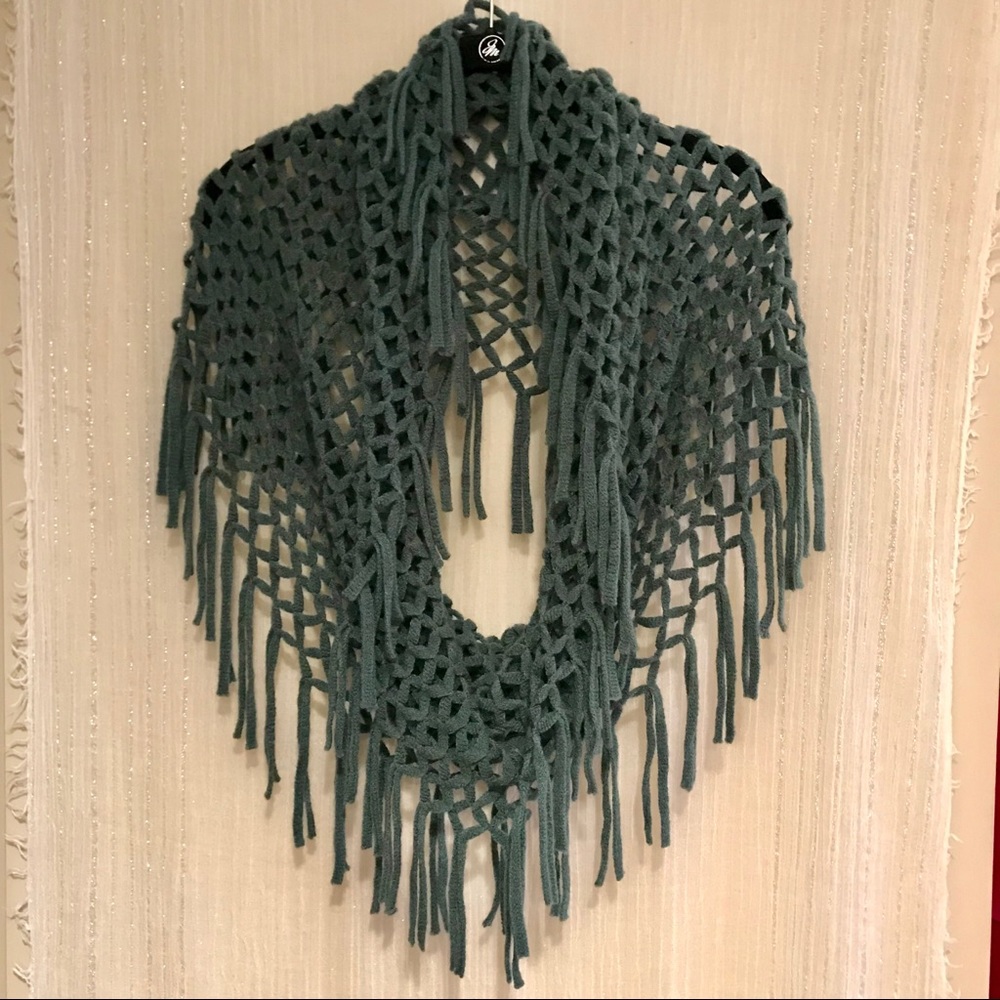 2 CHIC infinity circle scarf w/ fringe Green 🌳